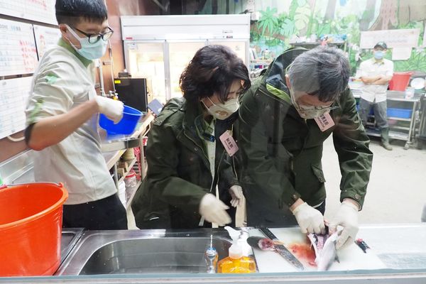 ▲▼台北市長柯文哲、妻子陳佩琪一同到台北市立動物園，幫「虎」加年菜。（圖／台北市政府提供）