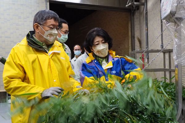 ▲▼台北市長柯文哲、妻子陳佩琪一同到台北市立動物園，幫「虎」加年菜。（圖／台北市政府提供）