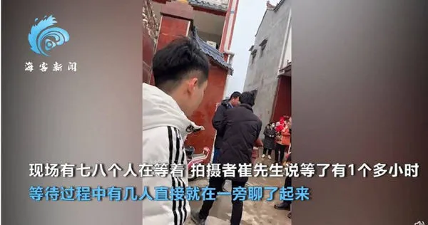 男子在女方家門外排隊一個小時都沒看到對方的長相。（圖／翻攝自海客新聞）