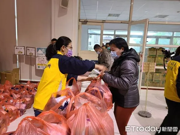 ▲竹山鎮公所結合企業、宮廟啟動寒冬送暖列車。（圖／竹山鎮公所提供）