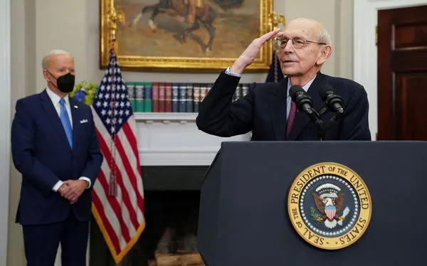 ▲▼美國最高法院大法官Stephen Breyer在拜登（Joe Biden）旁觀下，宣布他將於27日退休。（圖／路透）