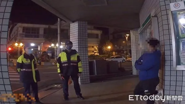 ▲陳男深夜到提款機領大筆現金，警方巡邏時懷疑為詐騙車手，上前盤查時竟發現他是居家檢疫偷跑出來的對象。（圖／記者黃孟珍翻攝）