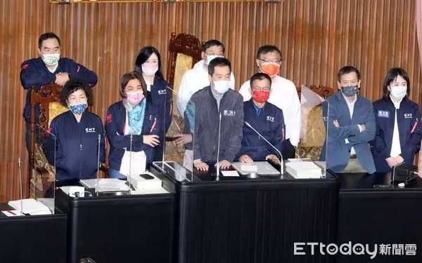 ▲▼立法院臨時會 審查中央政府院算 國民黨抗議 霸佔主席台 不滿總統府國安會議有意宣布開放日本福島食品。（圖／記者屠惠剛攝）