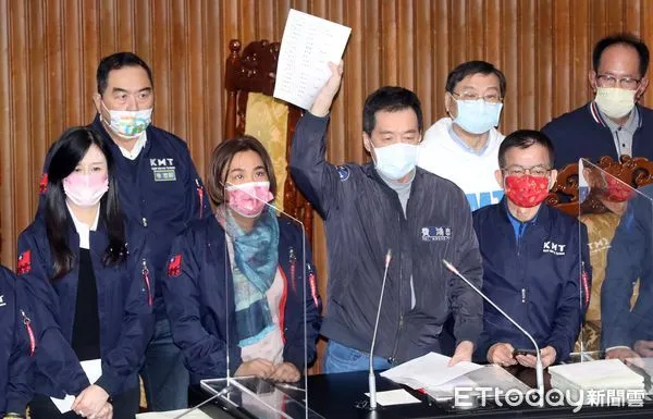 ▲▼立法院臨時會 審查中央政府院算 國民黨抗議 霸佔主席台 不滿總統府國安會議有意宣布開放日本福島食品 費鴻泰秀倒閣提案連署書 揚言將提倒閣案。（圖／記者屠惠剛攝）