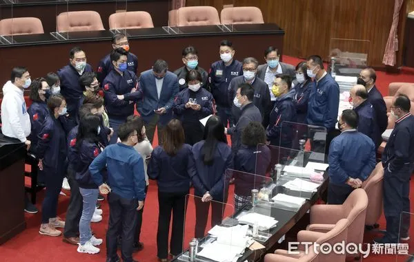 ▲▼立法院臨時會 審查中央政府院算 國民黨團議場聚集開會討論對策。（圖／記者屠惠剛攝）