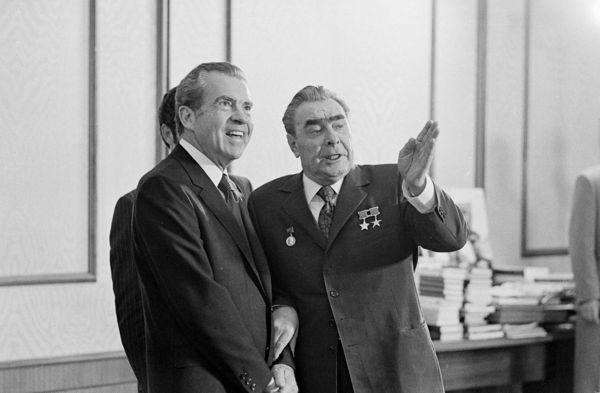 ▲▼美國第36任總統尼克森（左）與蘇聯領導人布里茲涅夫（Leonid Brezhnev）。（圖／達志影像／美聯社）
