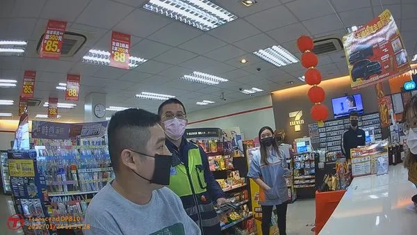 ▲▼迷途男簽名時如同鬼畫符，台中警方半小時內竟猜得全名，順利連絡家屬。（圖／民眾提供）