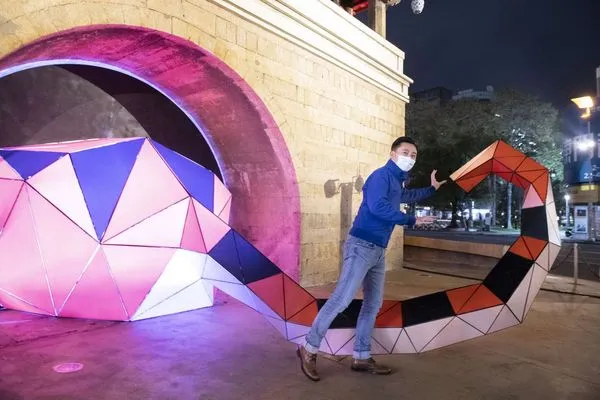 ▲4公尺高的「光虎」鎮守東門城，白天、晚上皆可欣賞。（圖／新竹市政府提供）