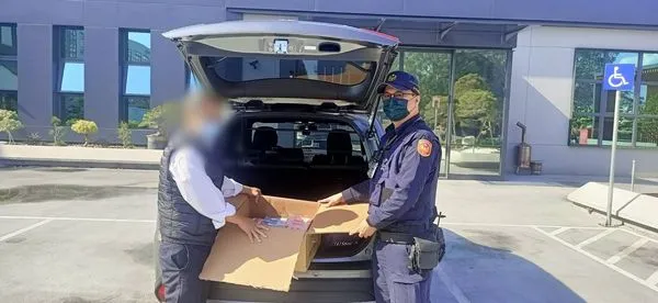 ▲▼台中警荷槍實彈護鈔1920萬現金，民眾「鈔」安心。（圖／警方提供）