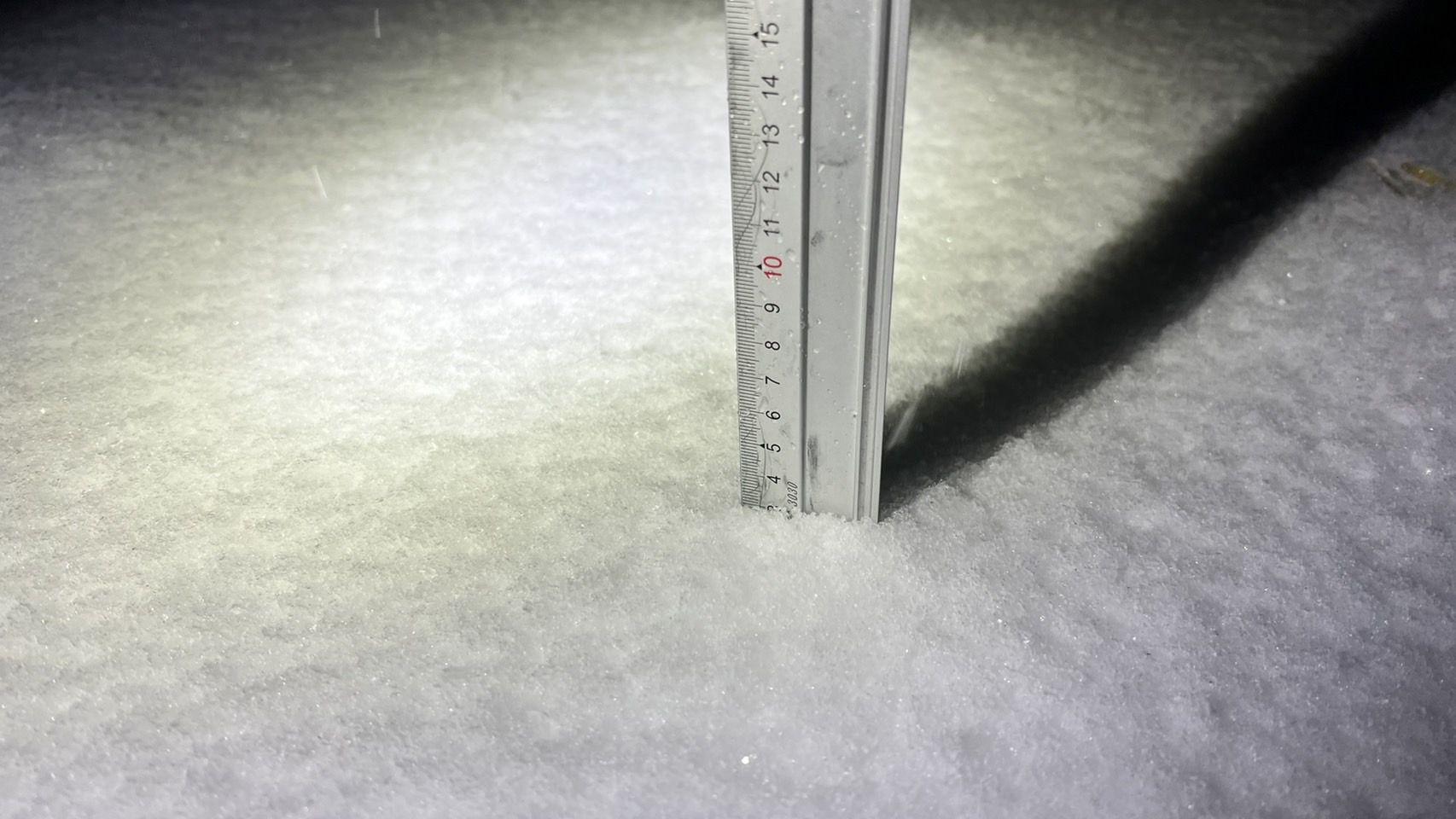 ▲▼玉山下雪持續中，20:00時測量下雪積雪4.0公分。（圖／中央氣象局）