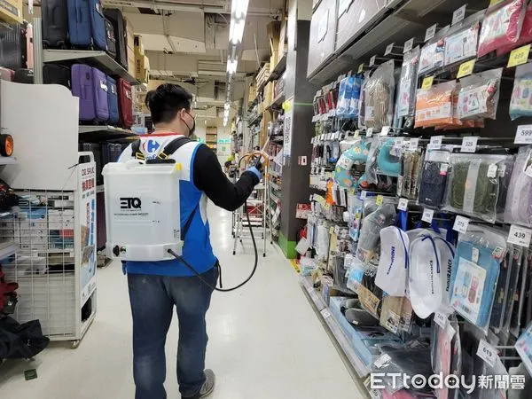 ▲高雄愛河家樂福有確診者足跡，不過業者一反常態沒有閉店清消，因為衛生局檢視有「高規格防疫」             。（圖／記者吳奕靖翻攝）