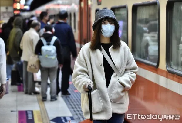 ▲ 春節疏運,轉運站,過年,年節,農曆新年,旅客,乘客,車站,返鄉,旅遊,遊客,出遊,國旅,觀光,交通,春節連假,春節疏運,加班車,台鐵,交通,大眾運輸,雙鐵,火車,鐵道,月台,乘客,通勤,旅客,鐵路,上下班,列車,台北火車站,口罩,防疫,北車,春節返鄉人潮。（圖／記者李毓康攝）