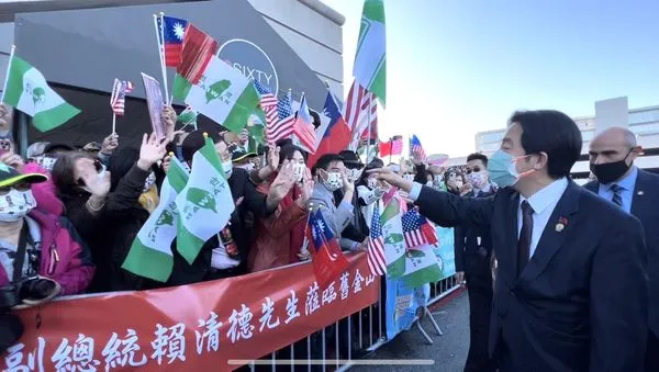 ▲▼僑胞熱烈歡迎副總統賴清德，副總統與僑胞熱烈揮手致意。（圖／翻攝自童振源臉書）