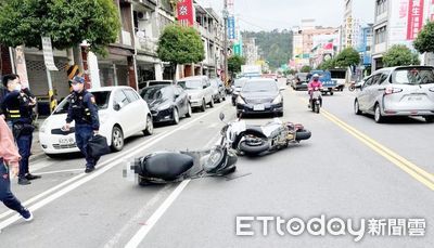 見停車格「雙黃線迴轉」！害2機車追撞送醫　衰騎士酒測值0.42