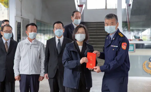 ▲蔡英文29日到嘉義視導國軍並頒發加菜金。（圖／翻攝自統府府Flickr）