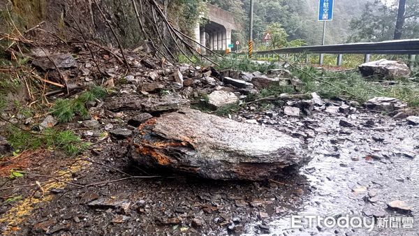 中橫便道14.8公里今午今午發生落石坍方道路中斷。（圖／民眾提供）