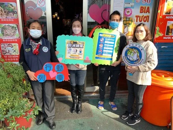 ▲移民署桃園站向新住民店家，宣導防堵非洲豬瘟疫情入侵。（圖／移民署桃園站提供）
