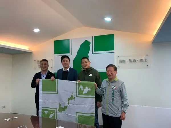 ▲▼李問深蹲馬祖，教英文、要簽名都是選民服務的一環。（圖／翻攝自李問臉書）