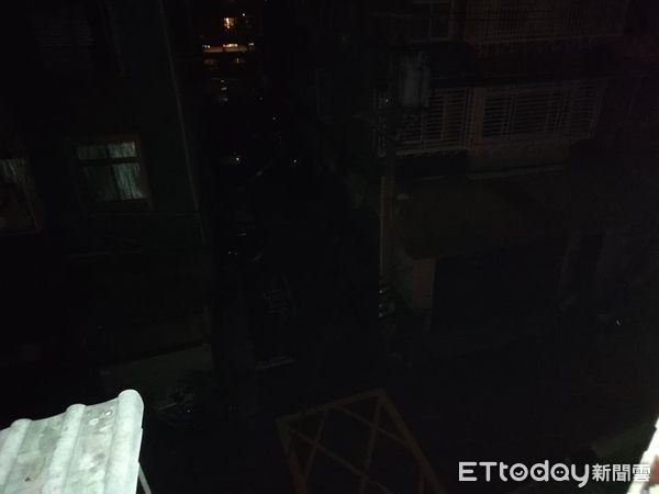 ▲▼快訊／北投明德路深夜「停電一片黑」　台電派員搶修中。（圖／讀者提供）