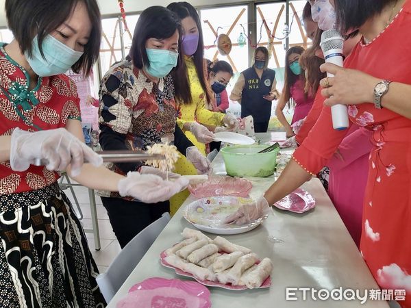 ▲移民署南區事務大隊屏東縣服務站與枋山鄉新住民關懷協會提前歡喜過年             。（圖／記者陳崑福翻攝，下同）