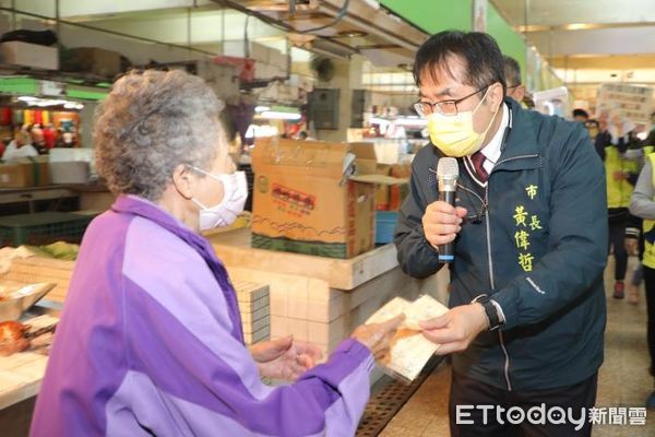 ▲台南市長黃偉哲前往歸仁公有零售市場，視察市場防疫措施，關心年節商品物價是否有異常漲價情形，並發送口罩向鄉親拜年。（圖／記者林悅翻攝，下同）