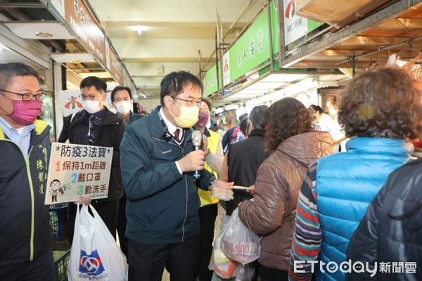 ▲台南市長黃偉哲前往歸仁公有零售市場，視察市場防疫措施，關心年節商品物價是否有異常漲價情形，並發送口罩向鄉親拜年。（圖／記者林悅翻攝，下同）