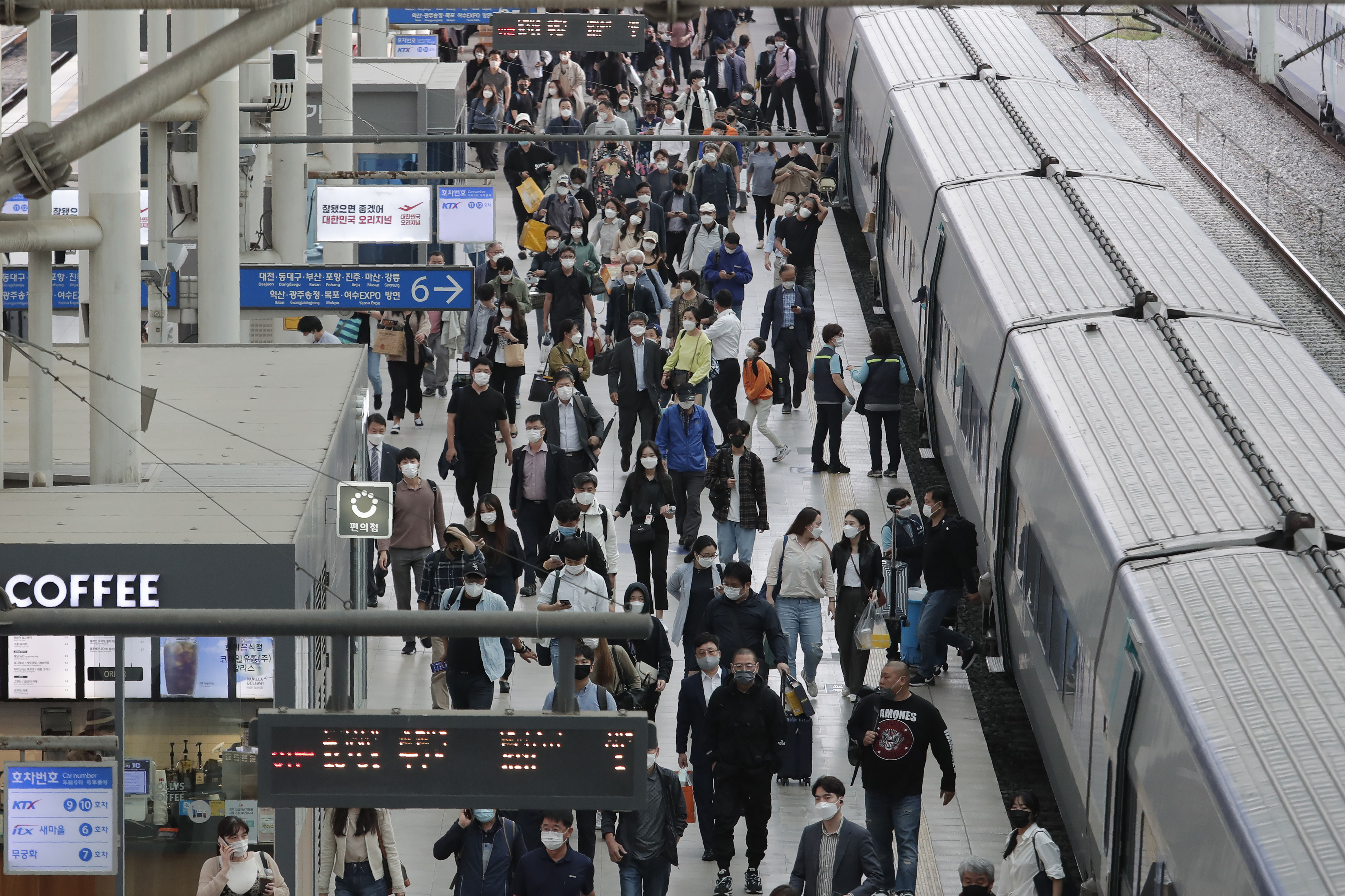 ▲南韓火車站人山人海。（圖／達志影像／美聯社）