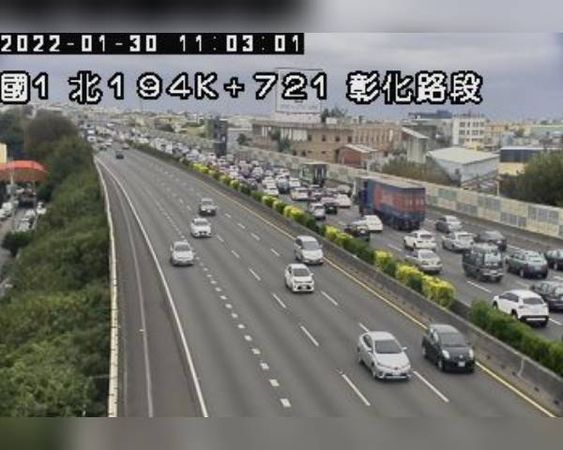 ▲國道1號彰化路段發生3車連撞車禍。（圖／翻攝即時影像監視器）