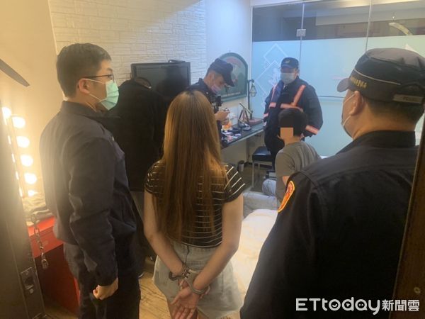 ▲▼鹽埕分局帶回鴛鴦通緝犯。（圖／記者陳宏瑞翻攝）