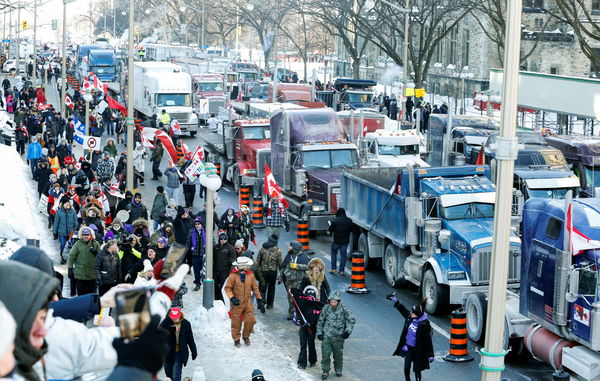 ▲▼ 數百輛卡車和數千民眾29日占據加拿大首都渥太華市中心大街，抗議防疫規定要求卡車司機接種COVID-19疫苗才能通過美加邊界。（圖／路透）