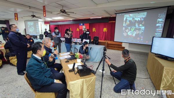 ▲台南市長黃偉哲，小年夜晚上在市警局長方仰寧及五分局長等陪同下，在五分局4樓禮堂，以視訊方式向各分局派出所及交通崗勤務人員，表達慰勉及拜年，並致贈慰問金。（圖／記者林悅翻攝，下同）