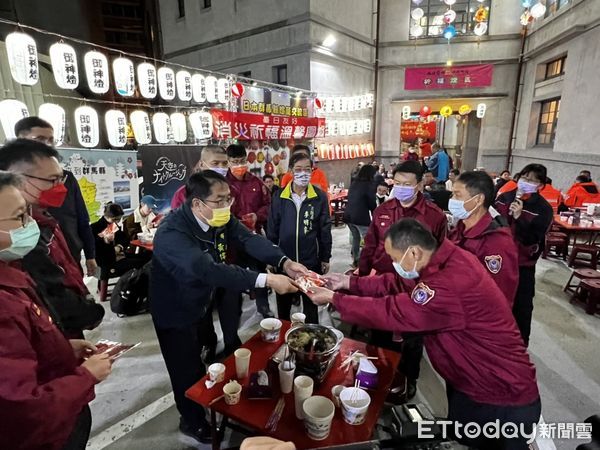 ▲台南市長黃偉哲參加七大隊「台日友好、消災祈福、溫馨圍爐」活動，慰問消防人員及日本群馬縣在台學生。（圖／記者林悅翻攝，下同）