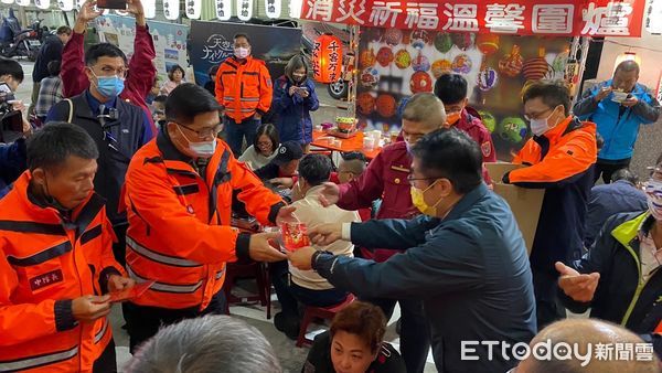 ▲台南市長黃偉哲參加七大隊「台日友好、消災祈福、溫馨圍爐」活動，慰問消防人員及日本群馬縣在台學生。（圖／記者林悅翻攝，下同）