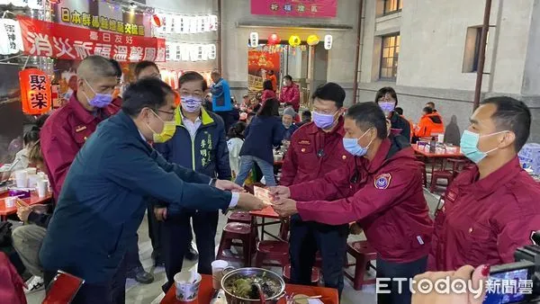 ▲台南市長黃偉哲參加七大隊「台日友好、消災祈福、溫馨圍爐」活動，慰問消防人員及日本群馬縣在台學生。（圖／記者林悅翻攝，下同）