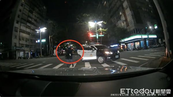 ▲警方持槍喝令球棒隊下車            。（圖／記者吳奕靖翻攝）