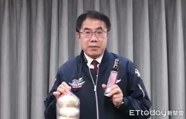 ▲林志玲喜獲麟兒，市長黃偉哲再送上台南好禮本土黒芝麻油和椪餅祝賀。（圖／記者林悅翻攝，下同）