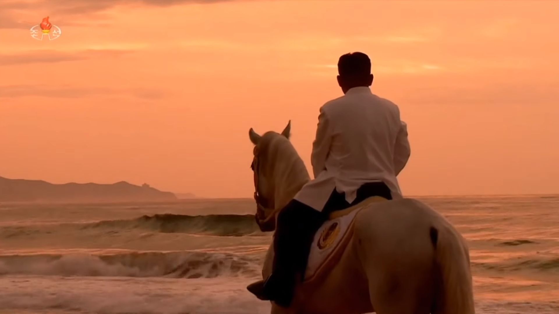 ▲▼金正恩騎馬的颯爽英姿出現在官媒最新公開的2021回顧紀錄片。（圖／翻攝自YouTube）