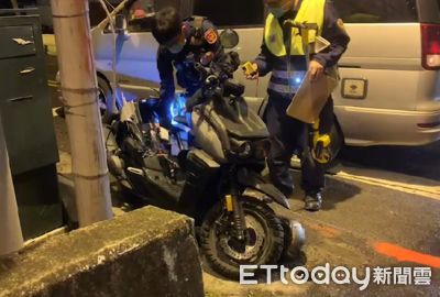 台中23歲情侶「初一撞車」亡！機車座椅全毀　草叢一片血