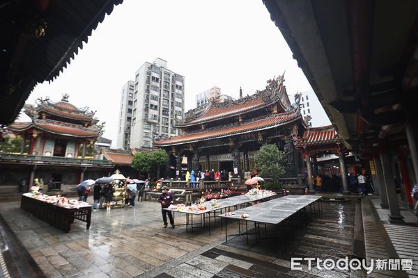 ▲▼   龍山寺人潮洶湧          。（圖／記者劉亮亨攝）