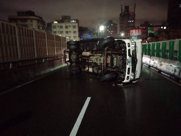 ▲▼物流車自撞台1線高價分隔島後翻覆。（圖／記者游宗樺翻攝）