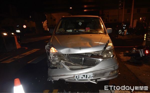 ▲初一遇死神！台中女坐軍人男友機車聚會返家遭撞飛草叢，雙雙喪命。（圖／民眾提供）