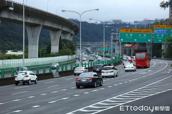 ▲▼  初二高速公路車潮           。（圖／記者劉亮亨攝）