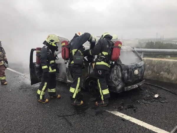 ▲▼國道1號高架段南下50.3公里處發生火燒車。（圖／記者沈繼昌翻攝）