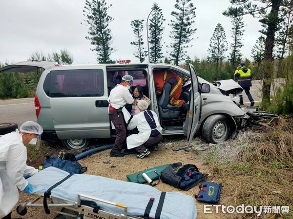 ▲▼ 新北家族自駕遊澎湖　疑閃神自撞護欄7人受傷。（圖／記者陳韋男攝）