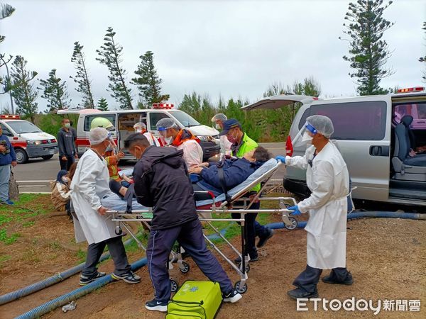 ▲▼ 新北家族自駕遊澎湖　疑閃神自撞護欄7人受傷。（圖／記者陳韋男攝）