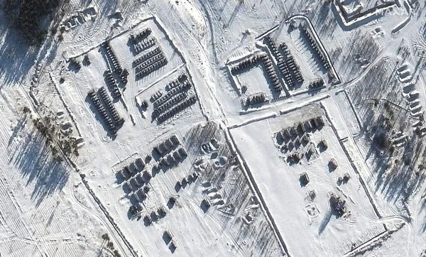 ▲▼Maxar衛星圖像顯示，俄羅斯西部的波戈諾沃湖（Pogonovo）軍事訓練場出現軍隊部署擴大及砲兵支援設備。此地距離烏克蘭邊境僅約220公里。（圖／路透）