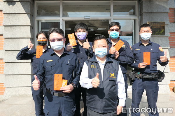 ▲屏東縣警局長劉印宮到東港問員警春節執勤辛勞              。（圖／記者陳崑福翻攝，下同）