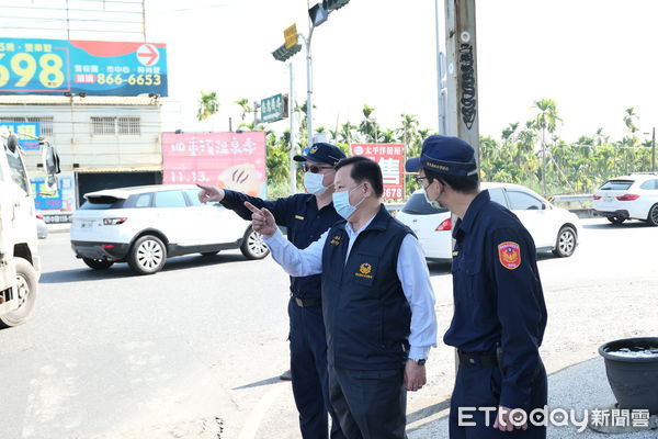 ▲屏東縣警局長劉印宮到東港問員警春節執勤辛勞              。（圖／記者陳崑福翻攝，下同）