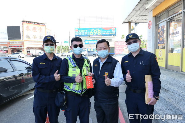 ▲屏東縣警局長劉印宮到東港問員警春節執勤辛勞              。（圖／記者陳崑福翻攝，下同）