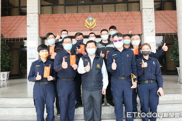 ▲屏東縣警局長劉印宮到東港問員警春節執勤辛勞              。（圖／記者陳崑福翻攝，下同）